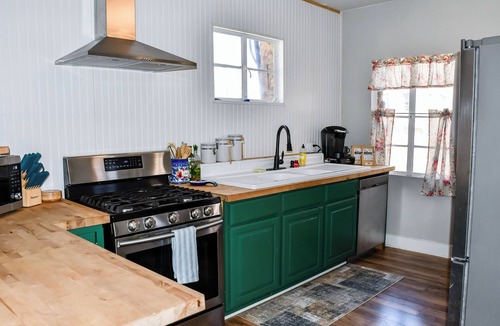 Alpine House | 3 Bedroom, 1 Bath rock cottage in Walking Distance to Downtown Alpine