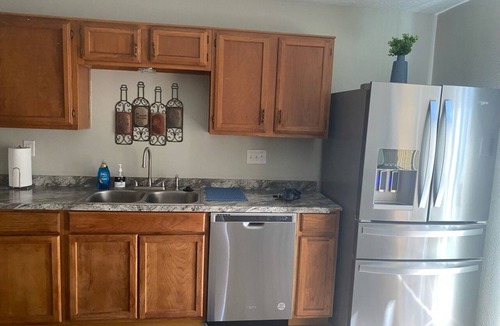 Missouri City House | 3-bedroom house in tranquil Missouri City with 2 rollaways and one twin ottoman.