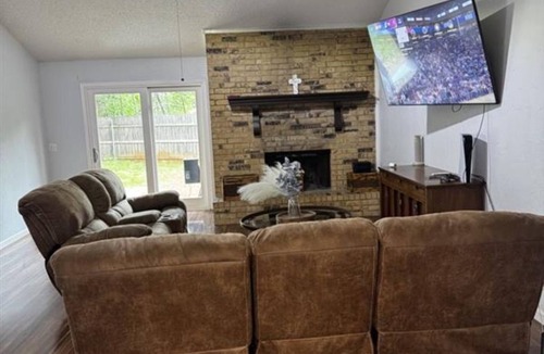 Southwest Arlington House | 3-bedroom house in Arlington, 20 minutes from AT&T Stadium and the Stockyards.