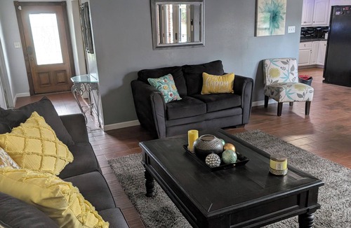 Orange House | 3-bedroom house in fabulous Orange with AC and inviting pool for relaxing stays