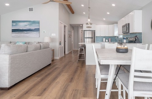 Pirates Beach House | 3 Bedroom House Ocean Views and Walking Distance to Beach! NEW RENOVATION!