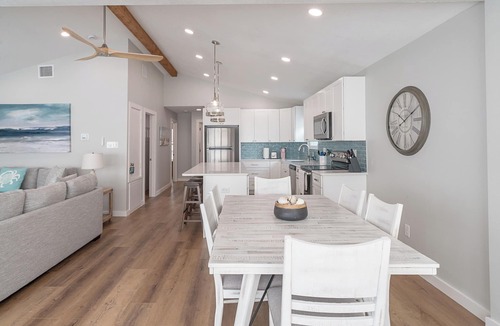 Pirates Beach House | 3 Bedroom House Ocean Views and Walking Distance to Beach! NEW RENOVATION!