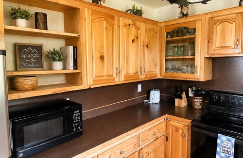 Hatfield Cabin | 3 Bedroom located on 450 acres w/hot tub, private UTV Trails