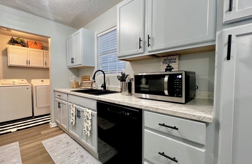 Alexandria House | 3 Bedroom Sleeps 8 - Close to Downtown Fun, Medical Center & Shopping,
