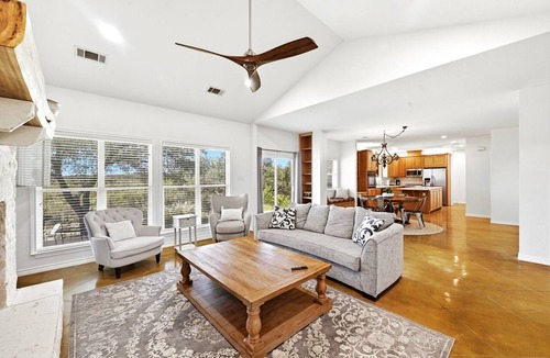 The Homestead House | 3-bedroom west Austin house in charming Bee Cave with cool AC and epic views!