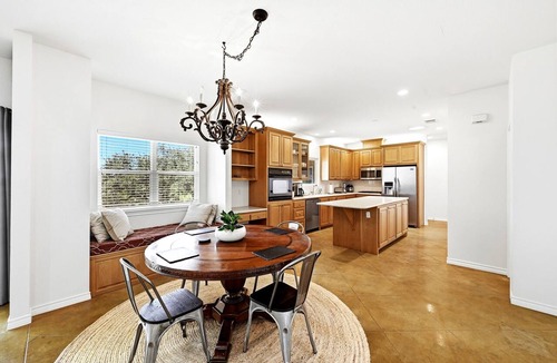 The Homestead House | 3-bedroom west Austin house in charming Bee Cave with cool AC and epic views!