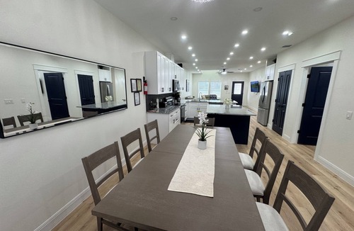 Cross Mountain House | #3 Best Luxury Townhome 3 bedroom- La Cantera-Six Flags-Sea World-River Walk-