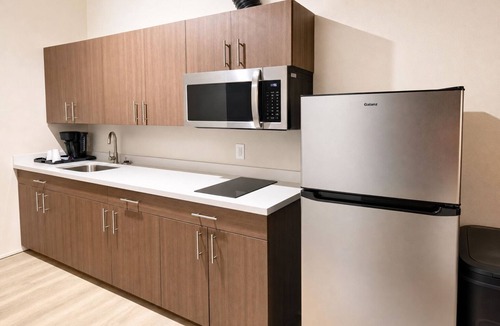 Sulphur Hotel | 3 Family-Friendly Rooms w/Kitchenette & Free Parking – Near Creole Nature Trail