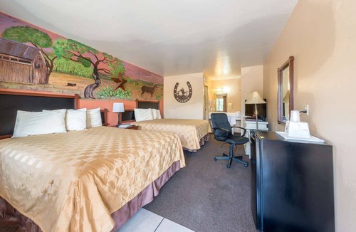 Junction Hotel | 3 Family-Friendly Rooms w/Free Parking | Junction Golf Club - 2.5 miles