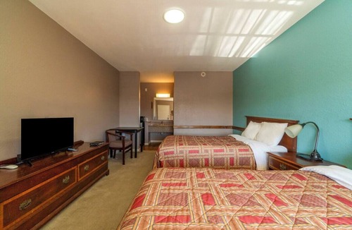 Sweet Home Hotel | 3 Inviting Rooms Conveniently Located Near Restaurants & Shops