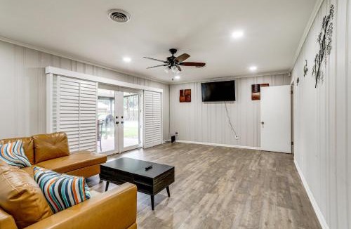 Alexandria House | 3 Mi to Dtwn Alexandria: Family Home w/Hot Tub!
