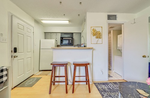 Fort Worth Apartment | 3 Mi to Dtwn Fort Worth! Condo w/Hot Tub & Pool