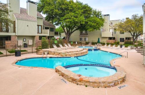 Fort Worth Apartment | 3 Mi to Dtwn Fort Worth! Condo w/Hot Tub & Pool