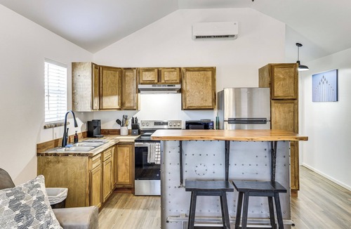 Joaquin Cabin | 3 Mi to Sabine River! Modern Cabin Retreat