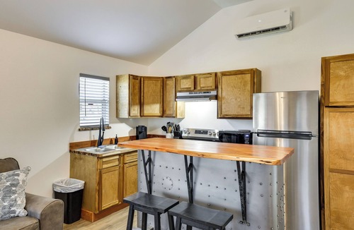 Joaquin Cabin | 3 Mi to Sabine River! Modern Cabin Retreat