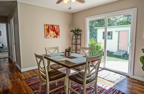 Cibolo House | 3 minute walk to main street, Cibolo Texas. Shopping, dancing and dining nearby.