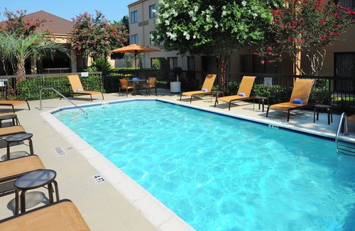 Southeast Houston Hotel | 3 Peaceful Rooms Ideal for Business or Leisure | Outdoor Pool Access