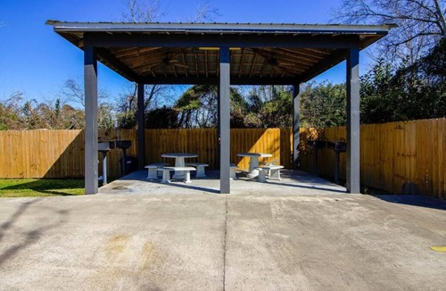 Sulphur Apartment | 3 Pet-Friendly Rooms with Kitchenette Ideal for Families and Professionals