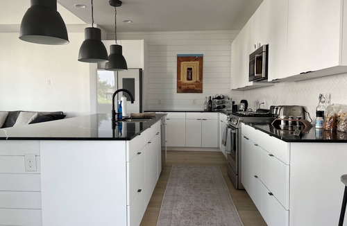East MLK House | 3 Private Balconies. Sleeps 5. 5 Min From H-E-B and Muller Park