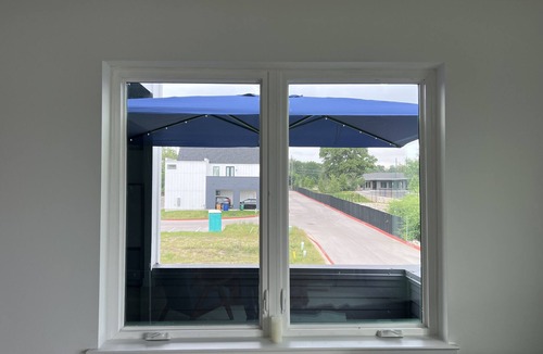 East MLK House | 3 Private Balconies. Sleeps 5. 5 Min From H-E-B and Muller Park