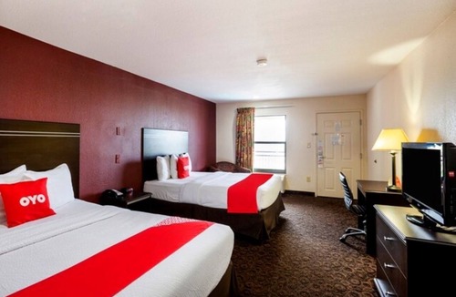 Port Allen Hotel | 3 Relaxing Rooms for a Convenient LSU Stay Near Dining & Attractions