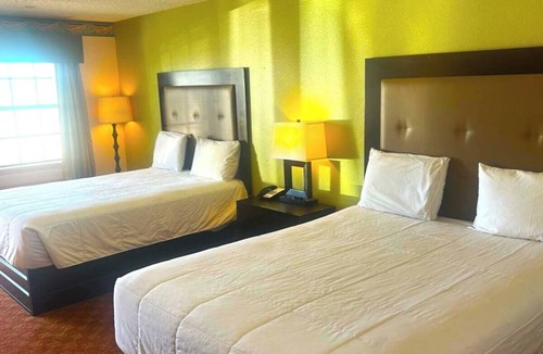 Whitesboro Hotel | 3 Rooms - Relaxing Stay w/2 Queen Beds Close to Local Parks and Trails