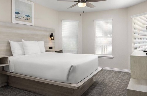 Galveston Hotel | 3 Spacious Villas w/Full Kitchen + Sports Courts | Near Galveston Island Beach