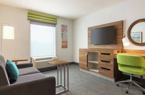 Houston Hotel | 3 Well-Equipped Rooms Near Lents Family Park East - 1.1 miles – Prime Location
