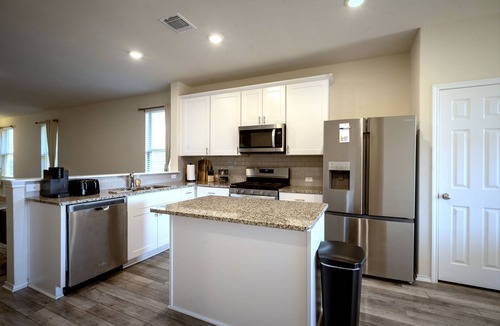 Buda House | 30+Day Furnished Staycation 20 Min. To Downtown Austin~Office~Pets~LazyRiver
