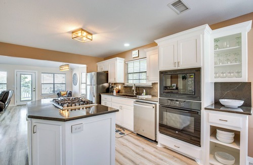 Kingston House | 300 Feet to Lake Texoma: Modern Home w/Deck!