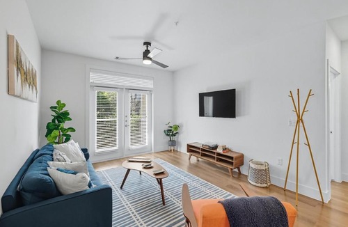 Fort Worth Apartment | 336 Chic 2B2B Near Stockyards, Resort Style Pool & Gym, Golf Simulator, 7M to Dickies Stadium, 15M to AT&T stadium