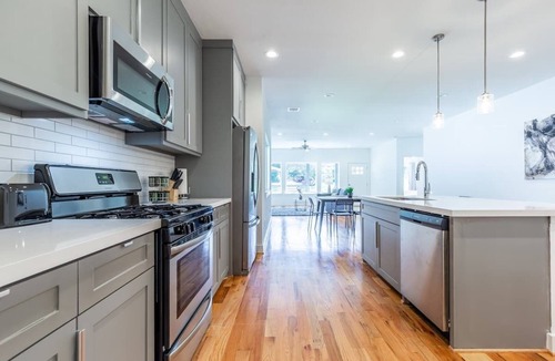 Lawndale/ Wayside House | 3BR Comfy Bungalow 1747! Medical Center, Stadiums! ⭐️⭐️⭐️⭐️⭐️