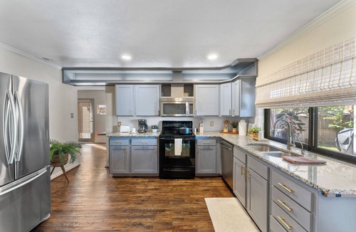 The Colony House | 3BR Home Sleeps 6-8 + Near FIFA & Universal Studios + Game Room + Fire Pit