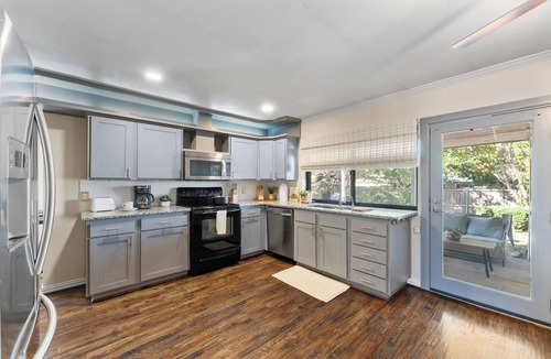 The Colony House | 3BR Home Sleeps 6-8 + Near FIFA & Universal Studios + Game Room + Fire Pit