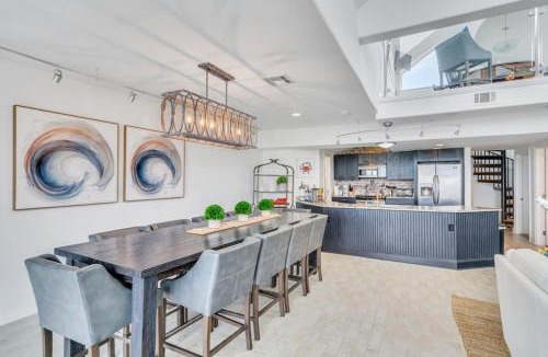 West End House | 3BR lake retreat - pool, hot tub & balcony views
