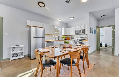 Driftwood House | 3BR Near Wimberely | Private Hot Tub| Sleeps 7
