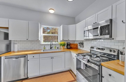 Driftwood House | 3BR Near Wimberely | Private Hot Tub| Sleeps 7
