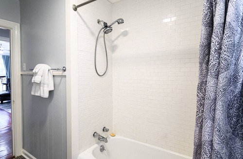 DeRidder House | 3BR, Newly Renovated, Cozy Cottage with HOT TUB