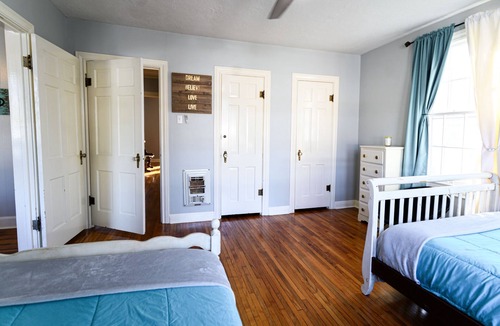 DeRidder House | 3BR, Newly Renovated, Cozy Cottage with HOT TUB