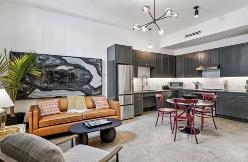 Central Business District Hotel | 3BR | The Mary Beth Hotel & Gallery