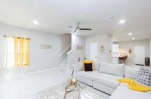 Conroe Apartment | 3BR Townhouse Near Lake Conroe, Nurse & Corp Extended Stays Welcome!