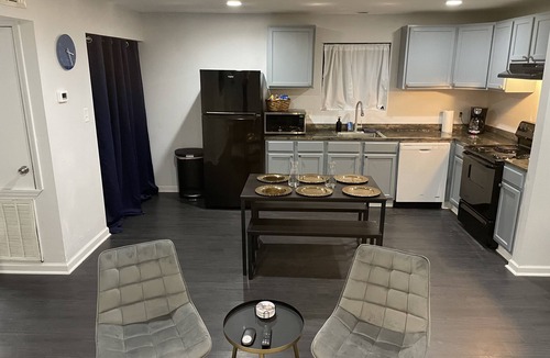 Broadmoor Apartment | 3x2 Spacious Uptown Cozy Spot