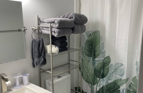Broadmoor Apartment | 3x2 Spacious Uptown Cozy Spot