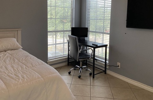 Bonanza House | 4 bedroom 2.5 restroom House in the Northside close toPark hospital restaurant