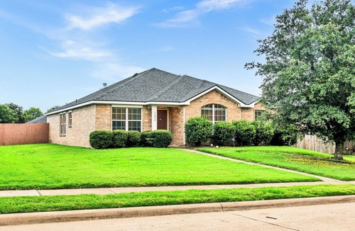 Lancaster House | 4 Bedroom 2 Bath, Workspace, King Bed, Pets OK