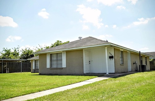 Shenandoah House | 4 Bedroom 2 Bathroom Comfortable Furnished Hom 4666 SouthPark Dr