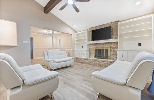South Side House | 4 bedroom 3 bathroom 10 sleep,