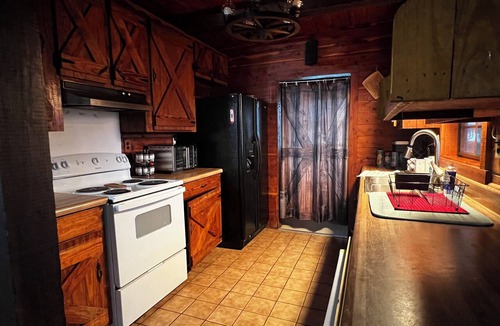 Anacoco Cabin | 4-bedroom cabin on the lake with Fire Pit, grill, family games, fishing poles