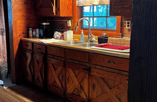 Anacoco Cabin | 4-bedroom cabin on the lake with Fire Pit, grill, family games, fishing poles