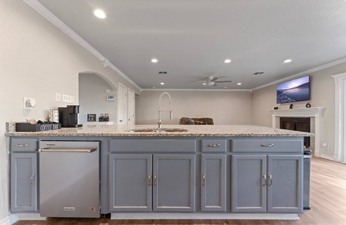 West San Antonio House | 4 Bedroom Family Oasis - 5 Mins to SeaWorld - Sleeps 12 - RiverWalk - King Suite